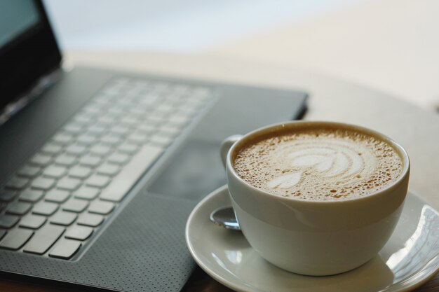 커피 컵과 노트북으로 직장
