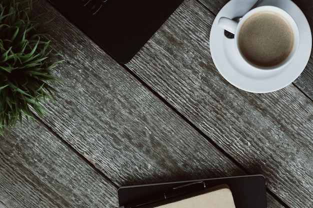 Foto gratuita posto di lavoro con computer e tazza di caffè