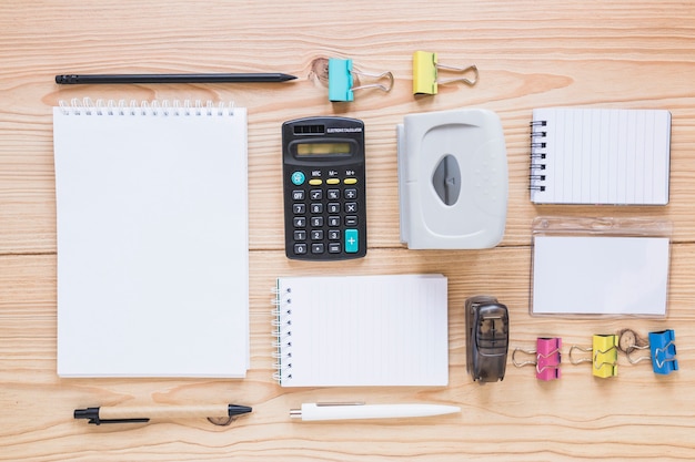 Foto gratuita luogo di lavoro con set di fermo