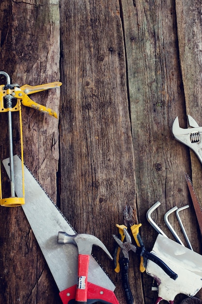 Foto gratuita officina, riparazione. strumenti sul tavolo di legno