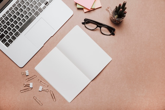 Foto gratuita concetto di area di lavoro con il libro aperto