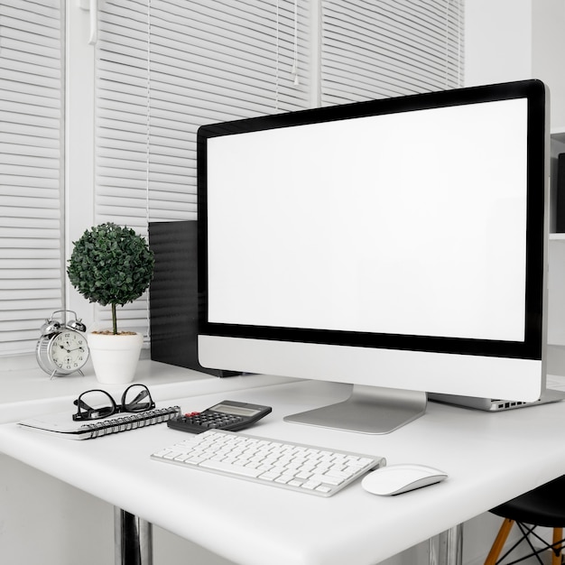 Free photo workspace with computer screen and keyboard