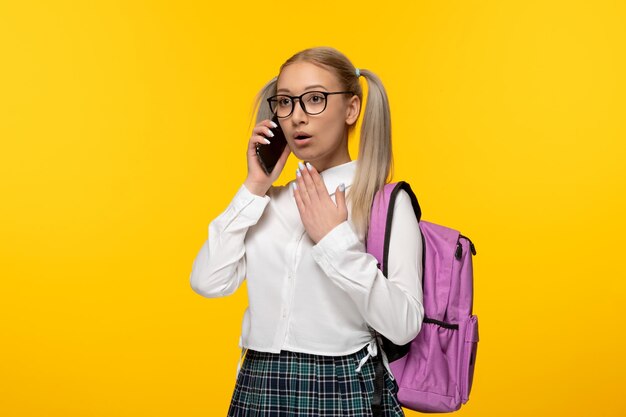Всемирный день книги удивил школьницу с розовым рюкзаком, говорящую по телефону
