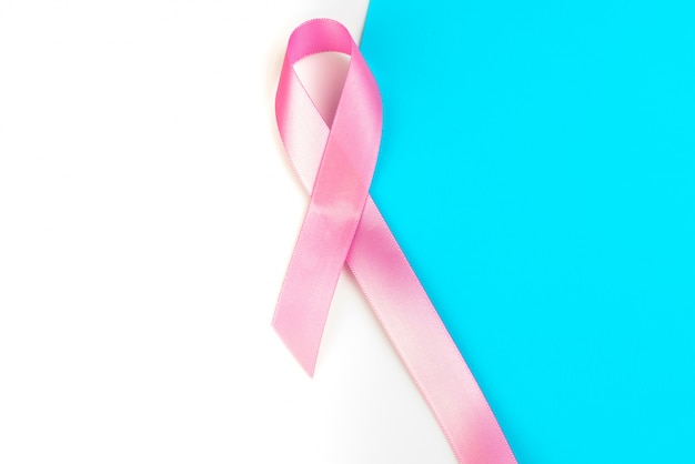 Foto gratuita giornata mondiale del cancro: nastro rosa su bianco backg