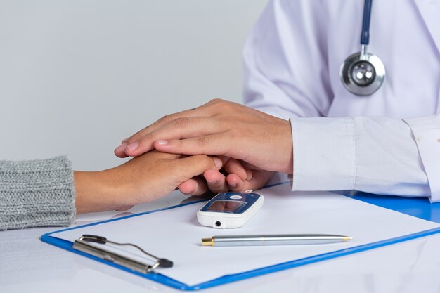 世界糖尿病デー;患者の手を握る医師