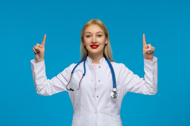 Free photo world doctors day blonde young doctor with the stethoscope in the lab coat