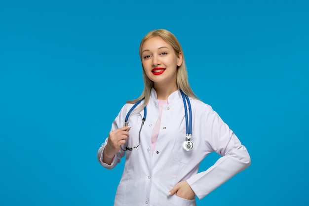 세계 의사의 날 실험실 코트에 청진기로 웃는 귀여운 젊은 의사