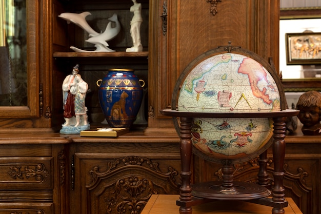 Foto gratuita globo del mondo al negozio di antiquariato