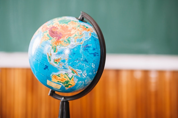 Foto gratuita globo del mondo in aula su sfondo sfocato