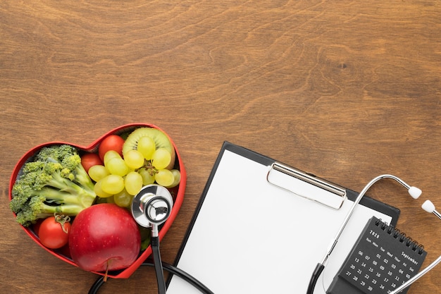 Foto gratuita concetto di giornata mondiale del cuore con cibo sano