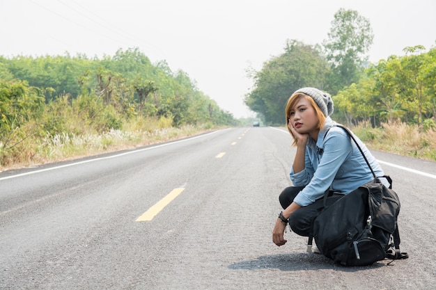 道路上に座って心配女の子