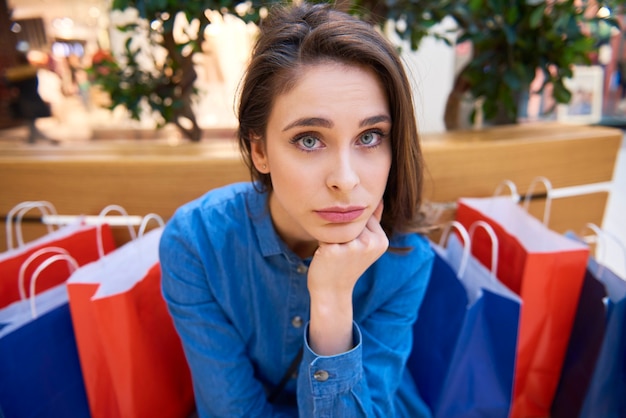 Foto gratuita la donna preoccupata ha speso tutti i suoi soldi durante lo shopping