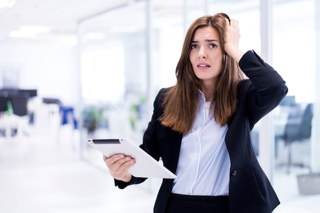 Free photo worried woman with a tablet