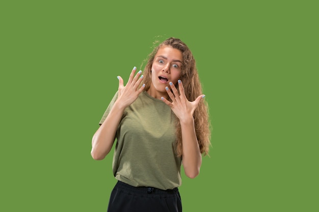 Wow. bellissimo ritratto frontale a mezzo busto femminile isolato su studio verde