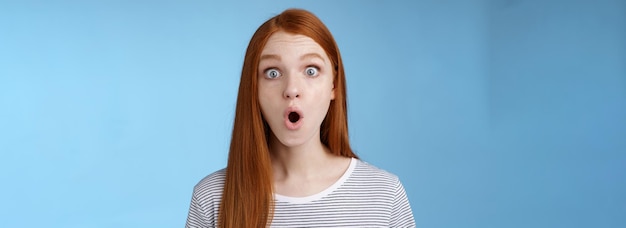 Free photo wow omg fascinating impressed surprised amused goodlooking redhead girl folding lips astonished wide