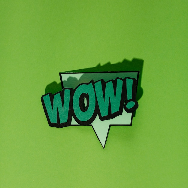 Free photo wow! speech bubble in retro style on dark green backdrop