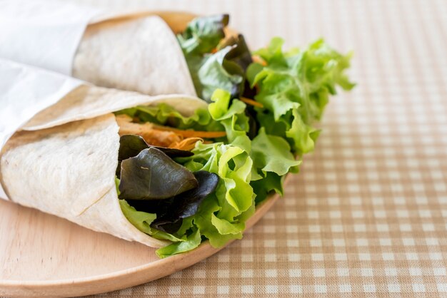 Foto gratuita avvolgere il rotolo di insalata