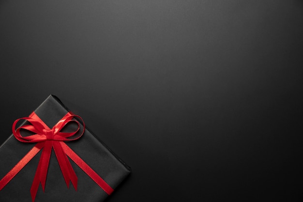 Free photo wrapped black gift with copy space