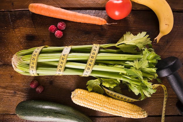 無料写真 木製のテーブルに野菜や果物をラップしたセロリ