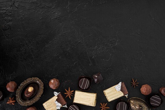Завернутые шоколадные батончики и конфеты с копией пространства