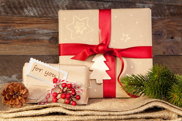 Free photo wrapped christmas gifts on wooden wall