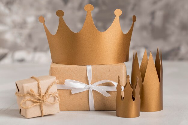 Wrapped gifts and golden crowns