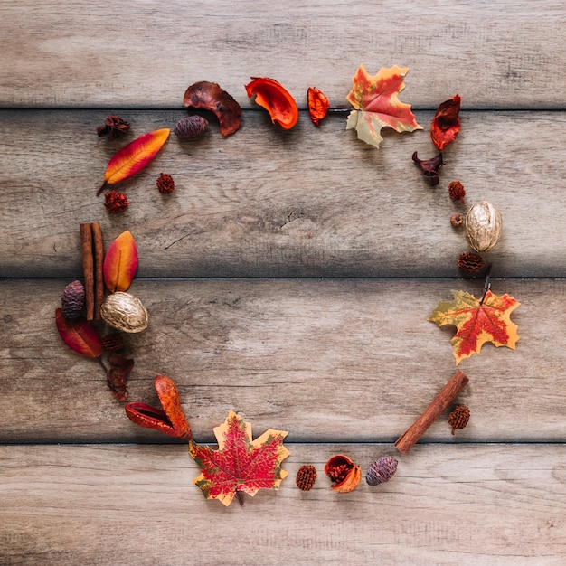 Free photo wreath of autumn elements