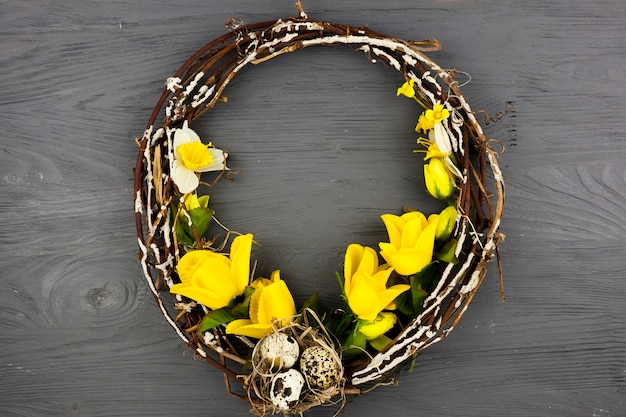 卵と花で飾られた花輪