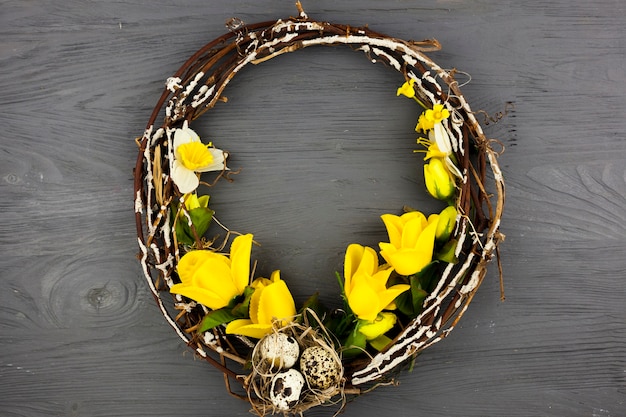 Free photo wreath decorated with eggs and flowers