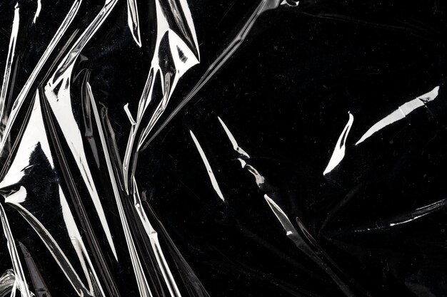 Текстура морщинистой пластиковой пленки на черном фоне обоев