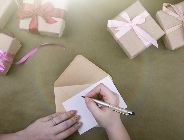 Записывать в тетрадь на фоне подарков