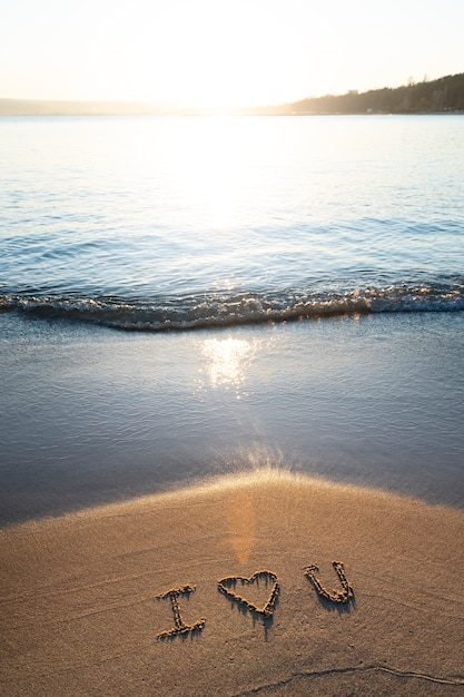 Foto gratuita scrivere parole nella sabbia