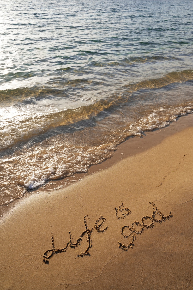 Free Photo writing words in the sand