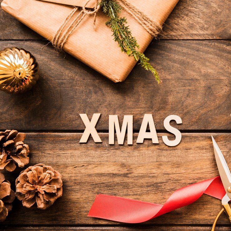 無料Photo 現在の箱の近くにあるクリスマスの碑文、はさみとはさみ