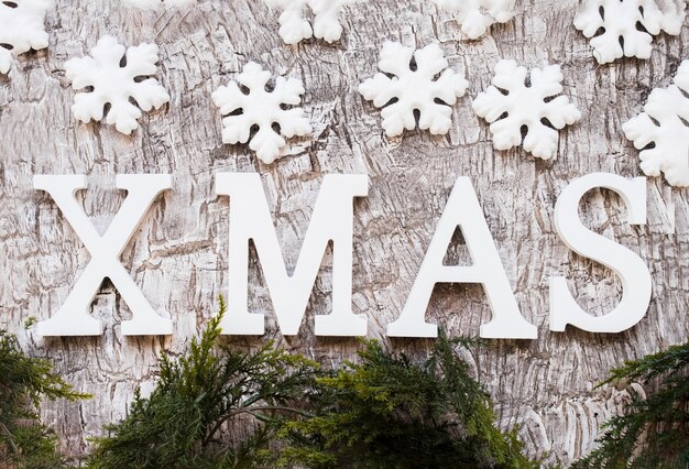 Рождественская надпись со снежинками