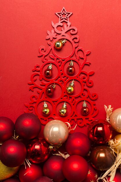 Рождественская или новогодняя композиция с праздничными украшениями