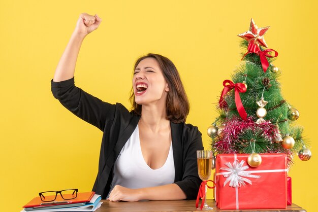 Рождественское настроение с молодой бизнес-леди, гордо наслаждающейся своим успехом