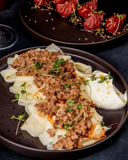 Yarpag khinkali肉サワークリームの側面図