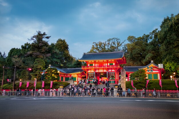 교토, 일본의 야 사카 신사. 기온 신사라고도하는 야 사카 신사 (Yasaka Shrine)는 교토 기온의 신사입니다.