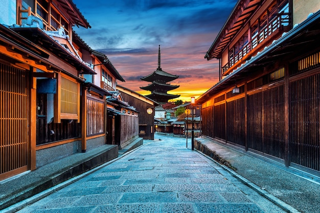 Yasaka pagoda e sannen zaka street a kyoto, in giappone.