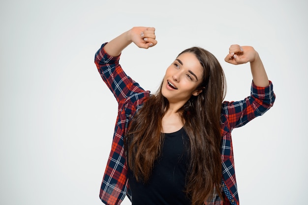 Foto gratuita allungamento femminile sveglio di sbadiglio della donna