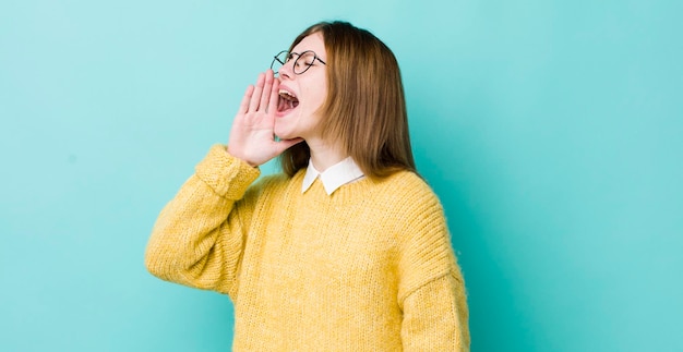 입 옆에 손으로 측면 공간을 복사하기 위해 큰 소리로 화를 내며 소리친다