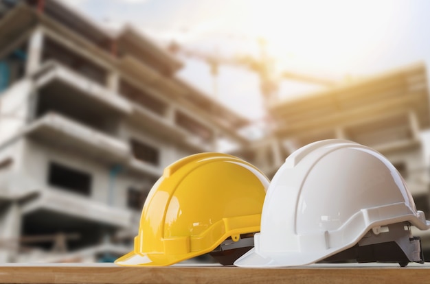 Безопасность на белом и белом шлемах на строительной площадке