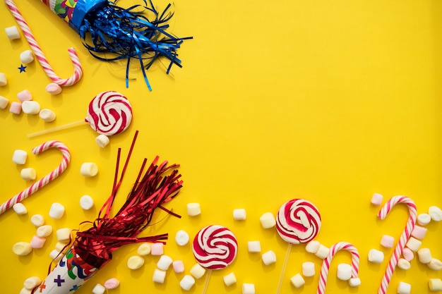 誕生日のお菓子と黄色の背景