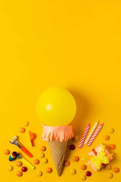 Free photo yellow balloon ice cream with copy space