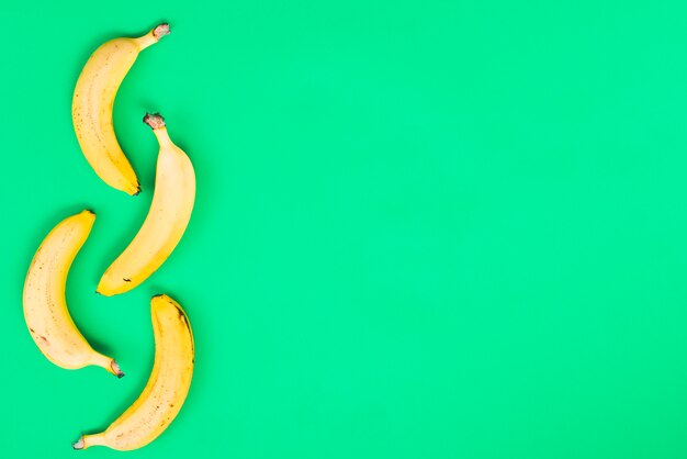 緑色の背景で黄色のバナナ