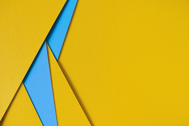 Copyspace와 노란색과 파란색 기하학적 구성 판지 배경