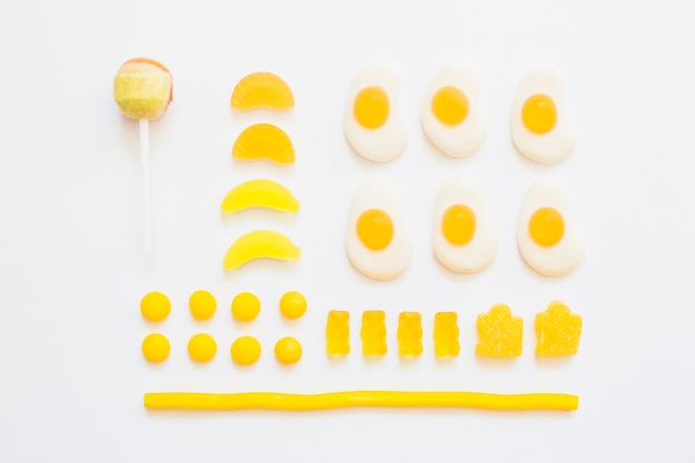 Foto gratuita composizione di caramelle gialle