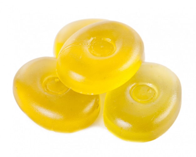 Желтые конфеты, изолированные на белом