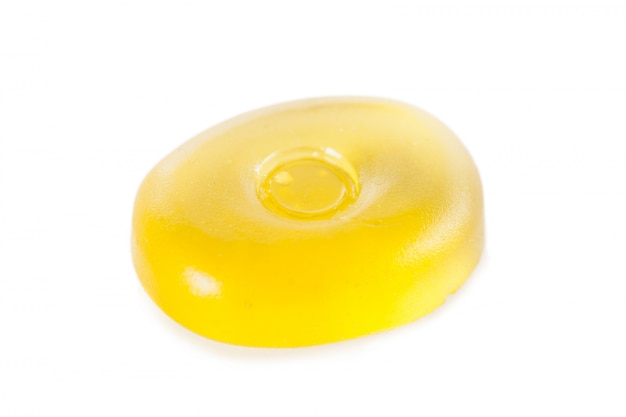 Желтые конфеты, изолированные на белом